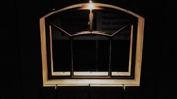 Gussfenster Stallfenster Fenster mit Bogen Spiegel an der A31