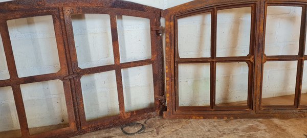 Großes Gussfenster, Stallfenster mit 2 Türen, Fenster, Tür, Bogen, Gusseisen