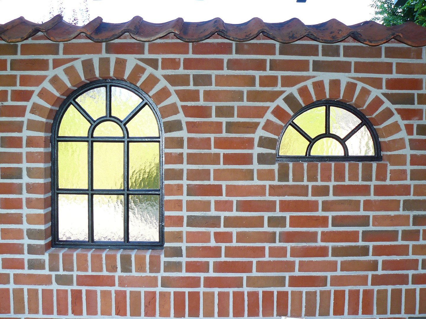 Verziertes Halbrundes Gussfenster Stallfenster  für Gartenmauer  53cm x 27cm 